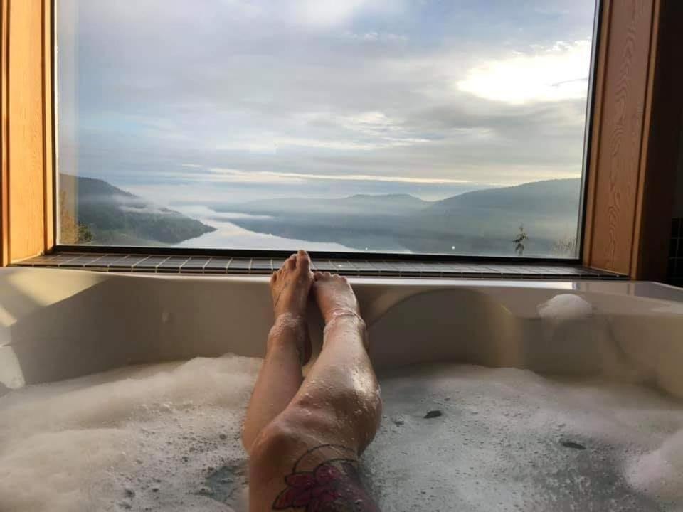 Moon Water Lodge Malahat Exteriör bild
