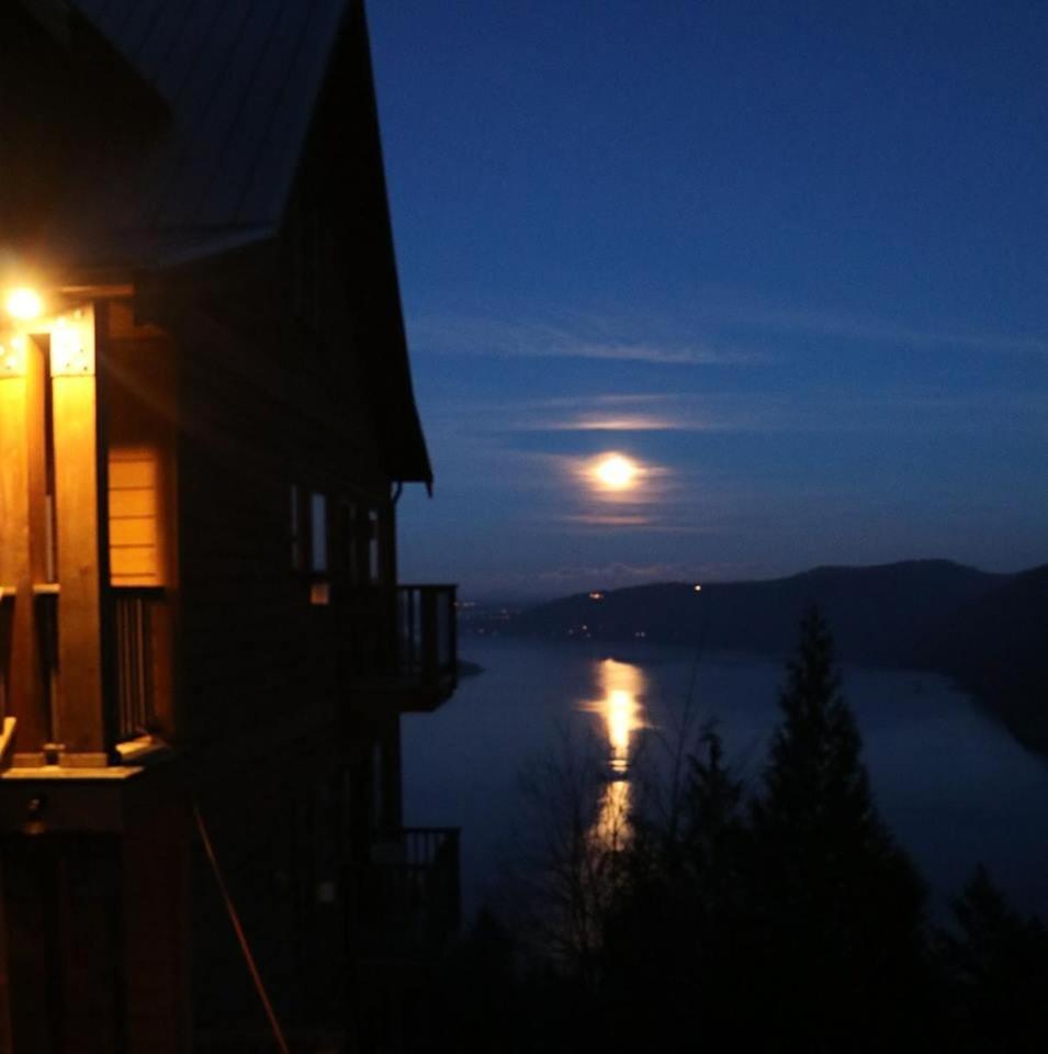 Moon Water Lodge Malahat Exteriör bild