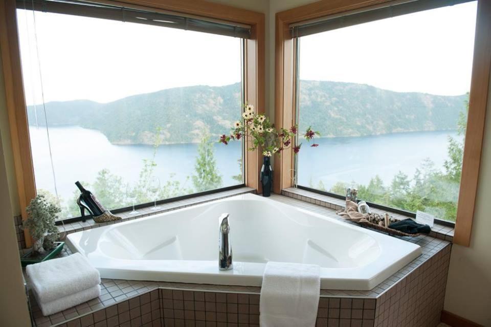 Moon Water Lodge Malahat Exteriör bild