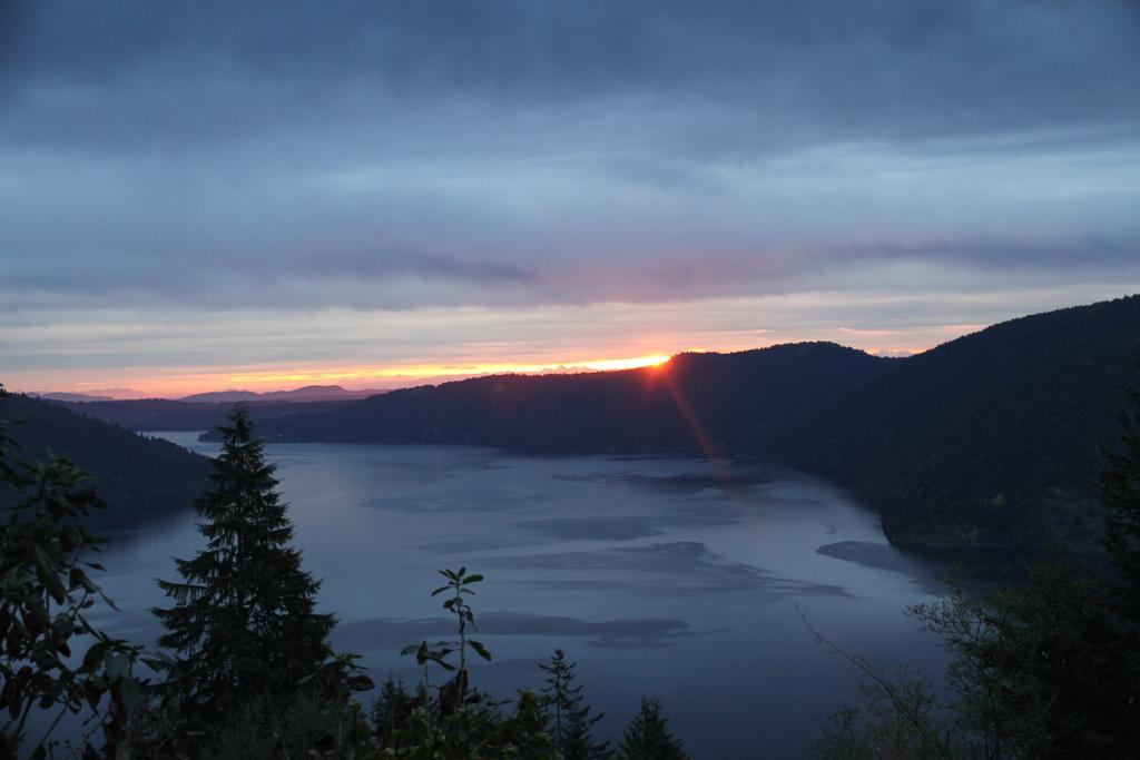 Moon Water Lodge Malahat Exteriör bild