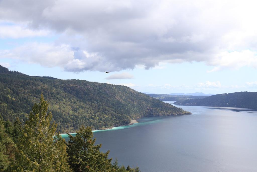 Moon Water Lodge Malahat Exteriör bild