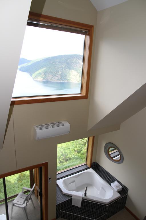Moon Water Lodge Malahat Exteriör bild