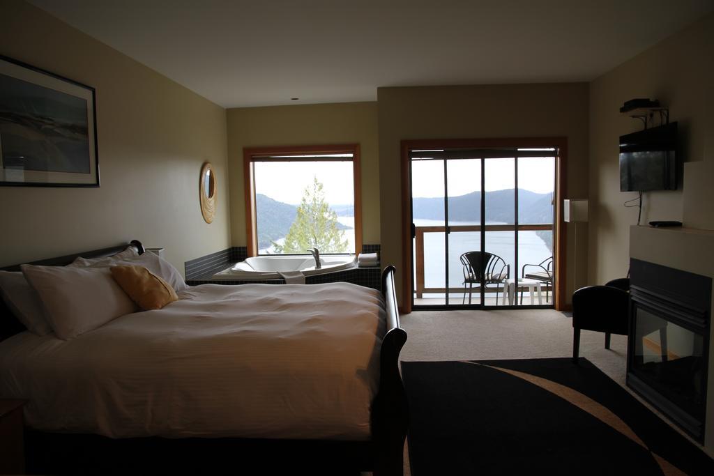 Moon Water Lodge Malahat Exteriör bild
